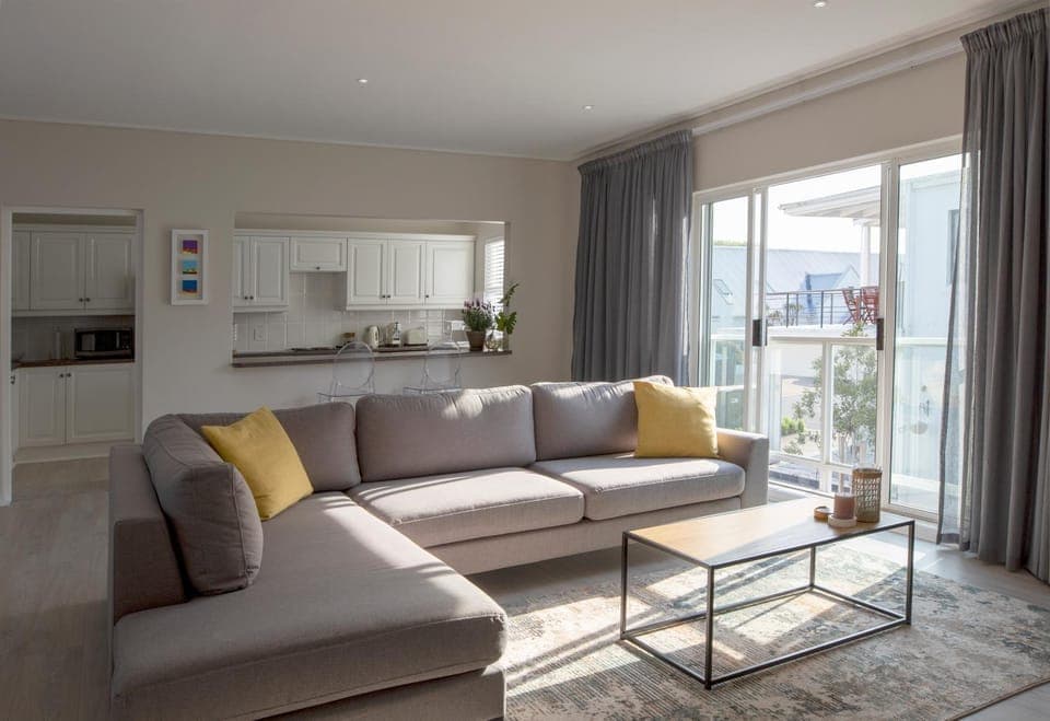 Coffee/tea facilities, Kitchen or kitchenette, Seating area, Dining area, oven, stove, toaster, air conditioner