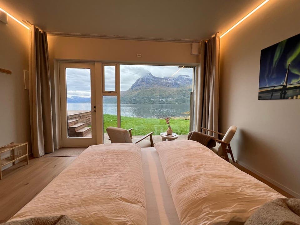 View (from property/room), Living room, Bedroom, Mountain view
