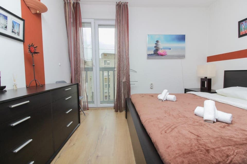 Bed, Bedroom, towels