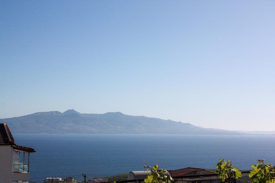 Nearby landmark, Day, Natural landscape, TV and multimedia, Mountain view, Sea view