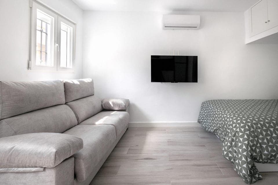 TV and multimedia, Living room, Seating area, air conditioner
