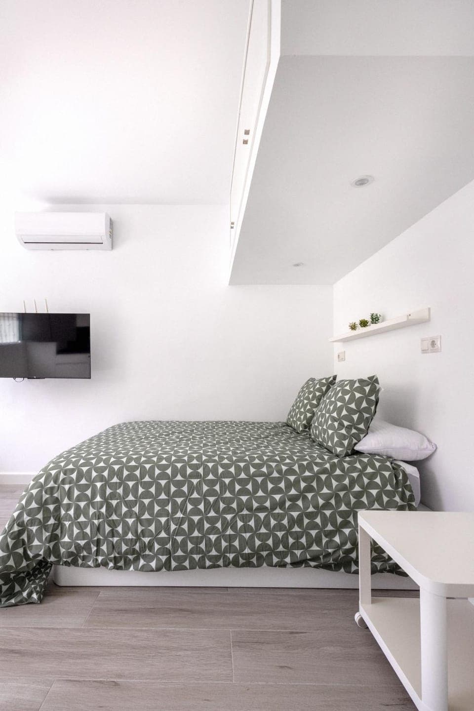 Bed, TV and multimedia, Living room, Photo of the whole room, Seating area, Bedroom, air conditioner