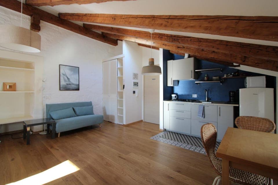 Kitchen or kitchenette, Seating area, Dining area