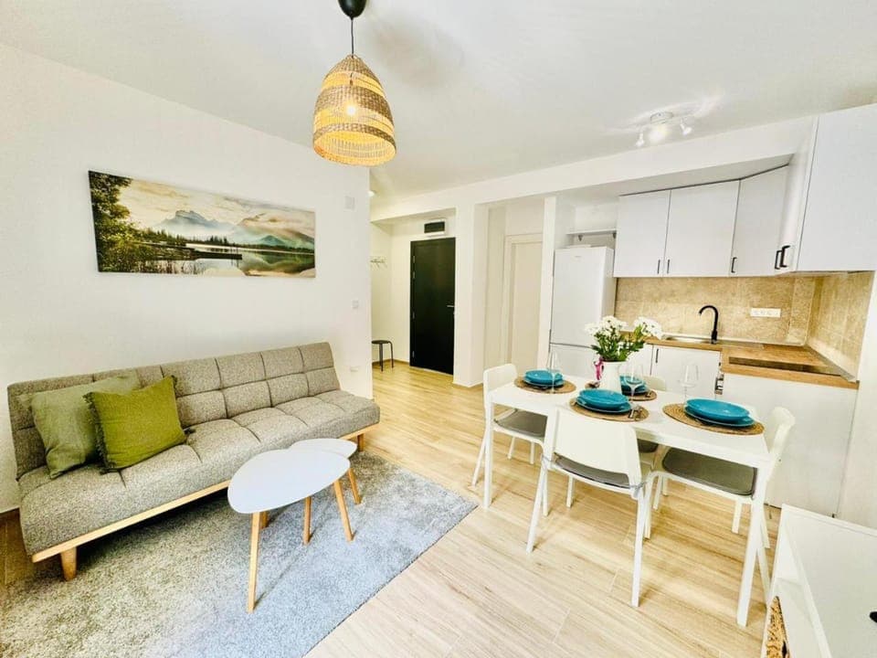 Kitchen or kitchenette, Seating area, Dining area, pet friendly, stove