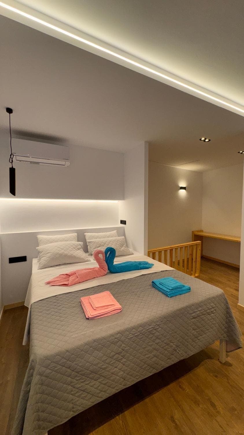 Bed, Photo of the whole room, Bedroom