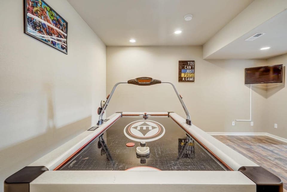 Mountain Breeze Villa w Mountain Views and Air Hockey Villa in Colorado