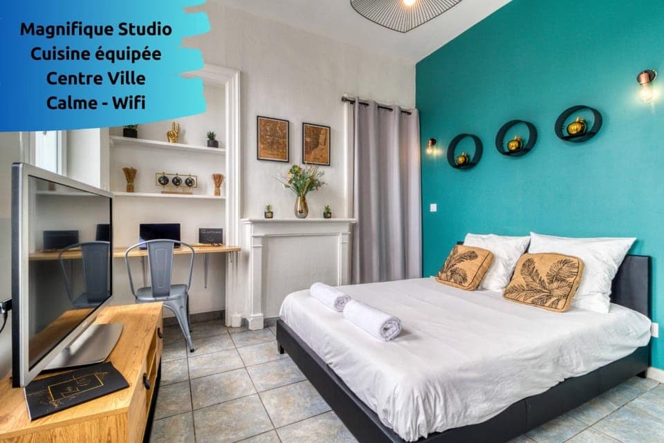 Bed, Living room, Photo of the whole room