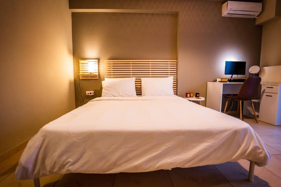 Bed, TV and multimedia, Bedroom