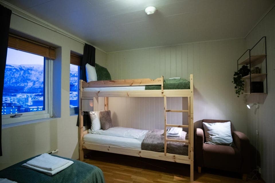 Bedroom, bunk bed