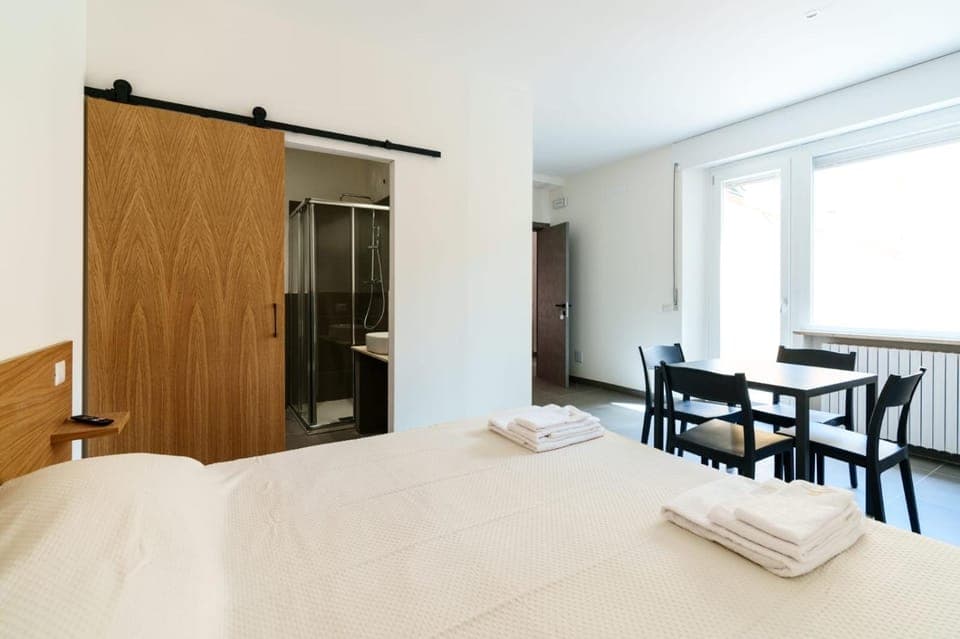 Bed, Photo of the whole room, Dining area, Bedroom, towels