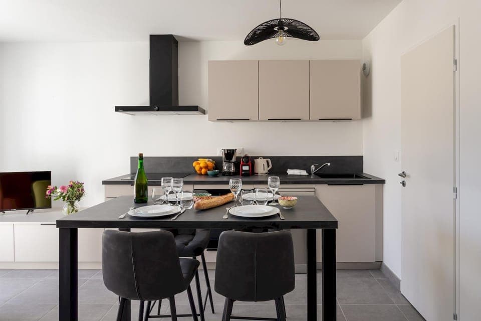 Kitchen or kitchenette, Dining area