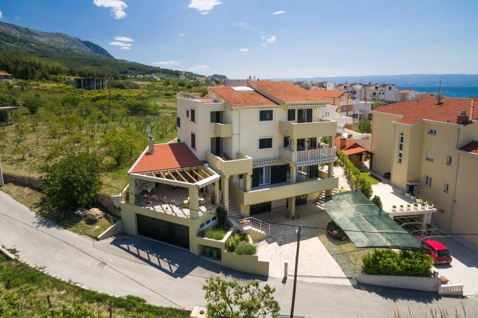 Bird's eye view, Area and facilities