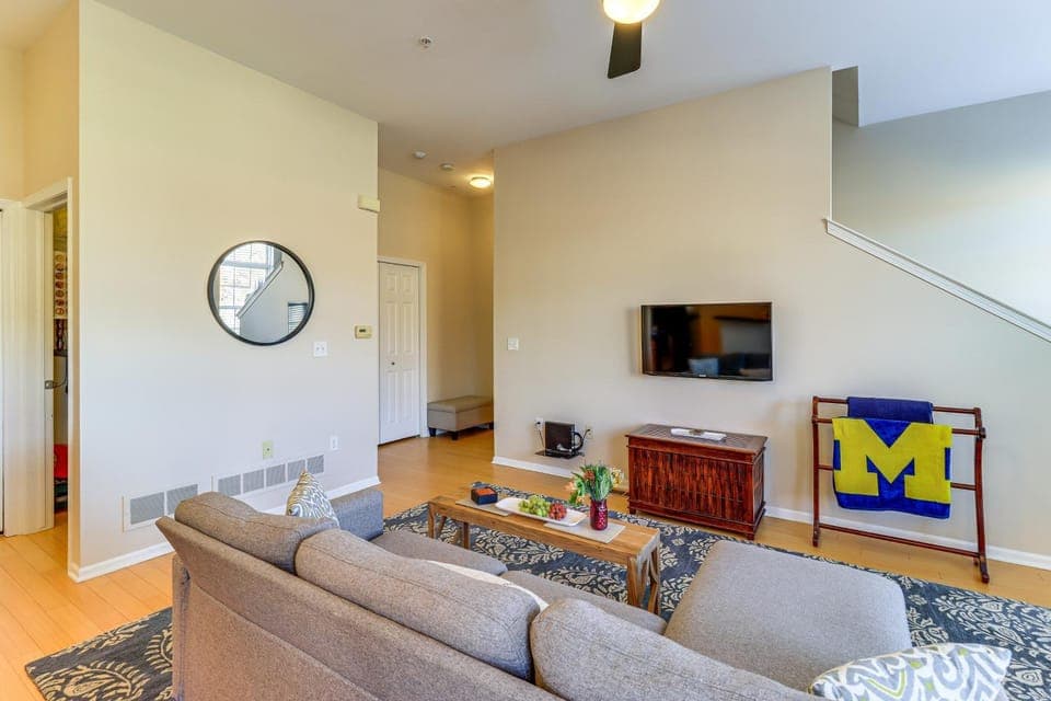 25 Mi to Detroit: Townhome w/ Smart TV! House in Lake Erie