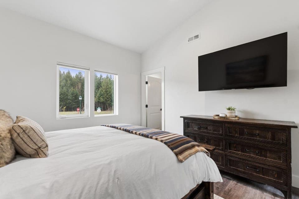 Bed, Day, Natural landscape, TV and multimedia, Bedroom, furniture