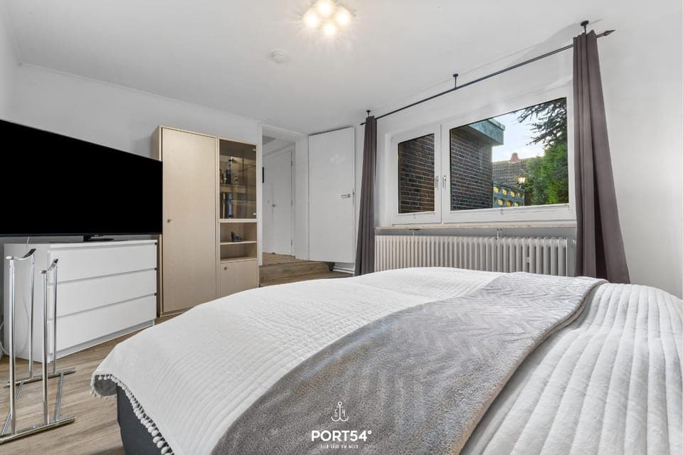 Bed, TV and multimedia, Photo of the whole room, Bedroom, wardrobe