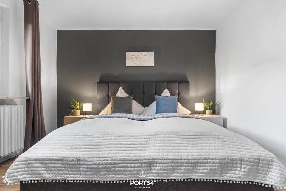 Bed, Photo of the whole room, Bedroom, internet