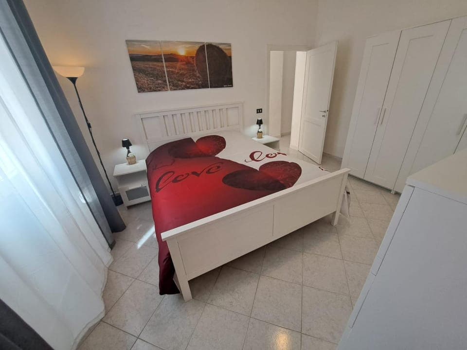 Photo of the whole room, Bedroom