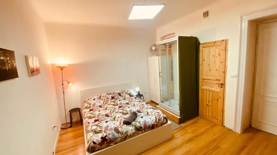 Photo of the whole room, Bedroom