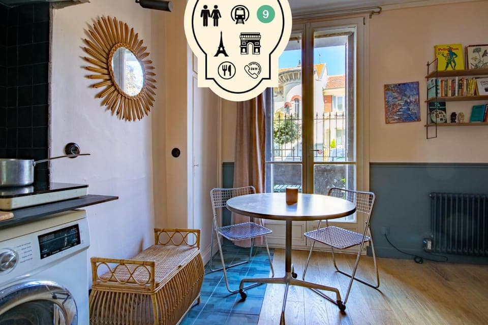 Kitchen or kitchenette, Seating area, Dining area, stove