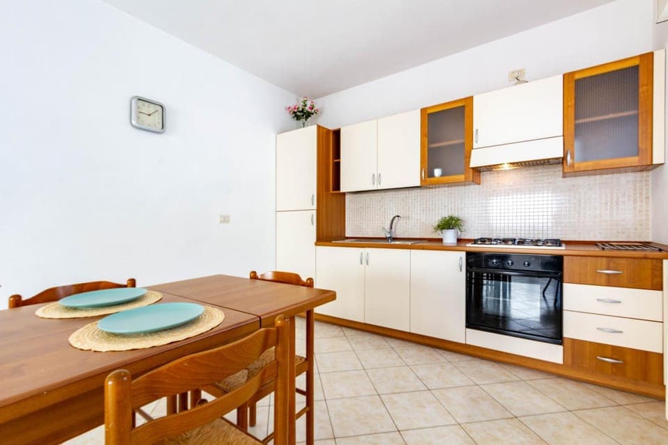 Kitchen or kitchenette, Dining area, oven, stove
