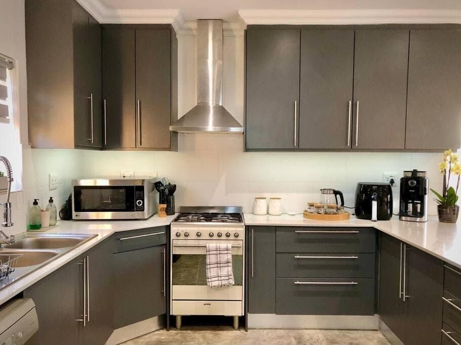 Coffee/tea facilities, Kitchen or kitchenette, minibar, stove