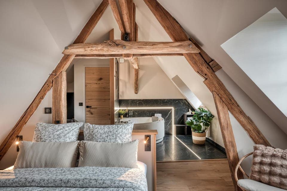 Photo of the whole room, Bedroom