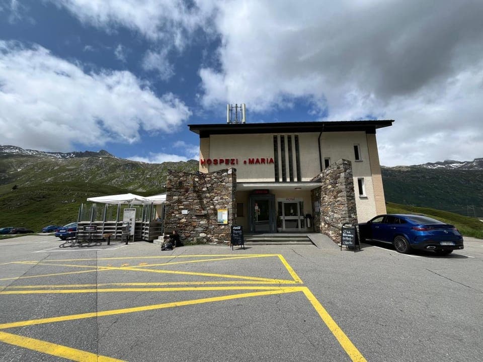 Property building, Natural landscape, Mountain view, Parking