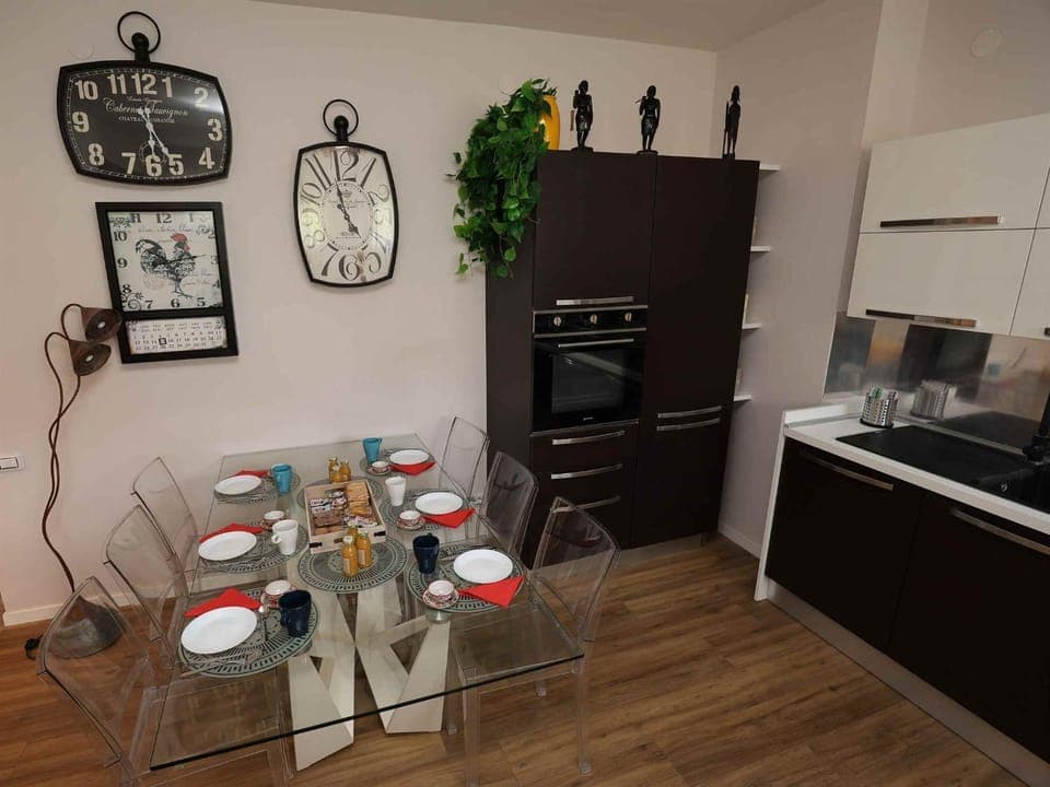 Kitchen or kitchenette, Dining area