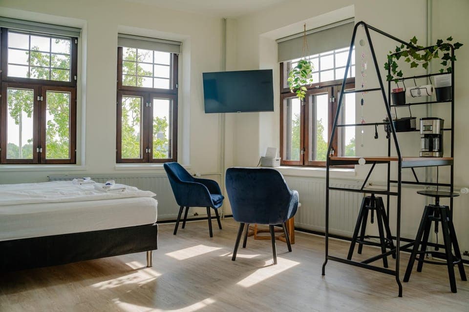 Bed, TV and multimedia, Living room, Photo of the whole room, Seating area