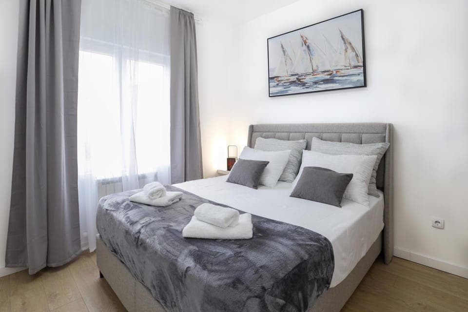 Bed, Photo of the whole room, Bedroom, towels