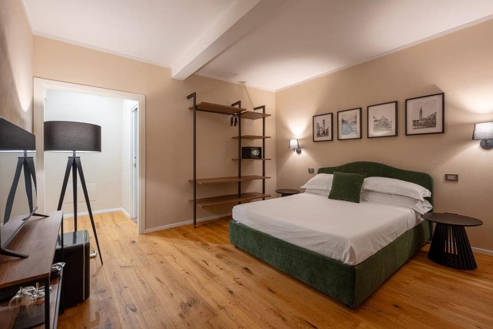 Bed, TV and multimedia, Photo of the whole room, Bedroom