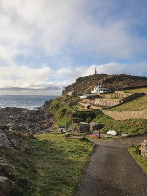 Nearby landmark, Neighbourhood, Natural landscape