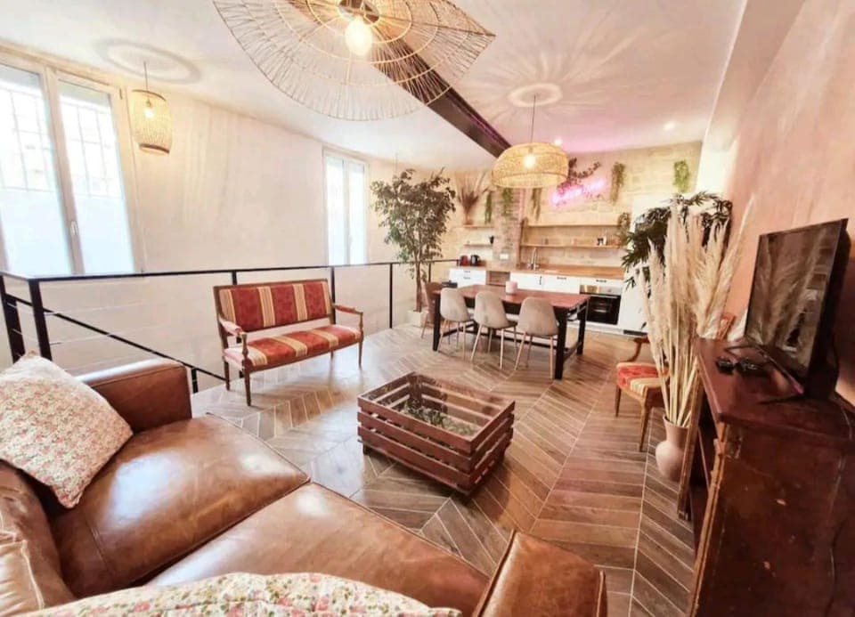 Kitchen or kitchenette, Living room, Seating area, Dining area