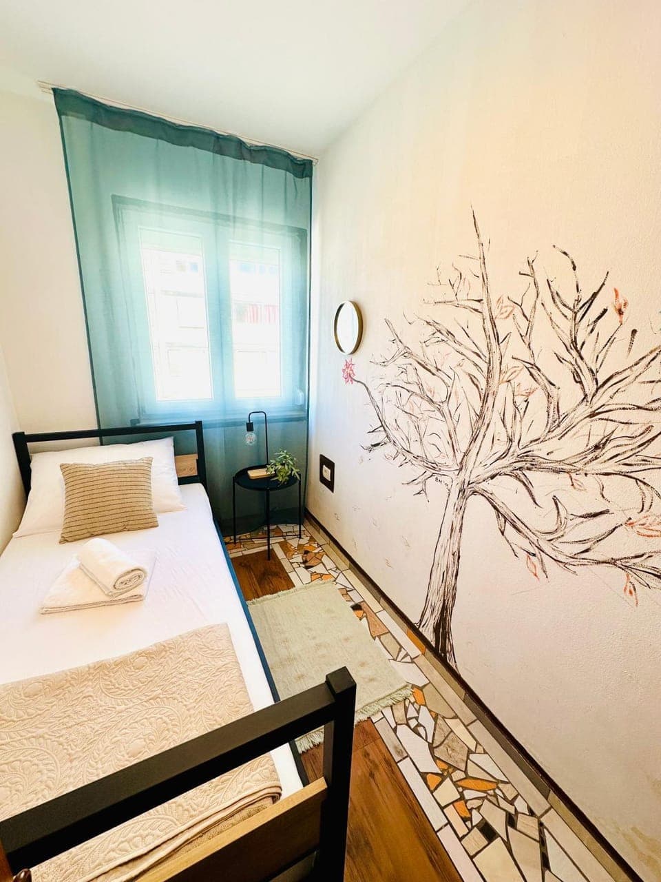 Bed, Photo of the whole room, Decorative detail