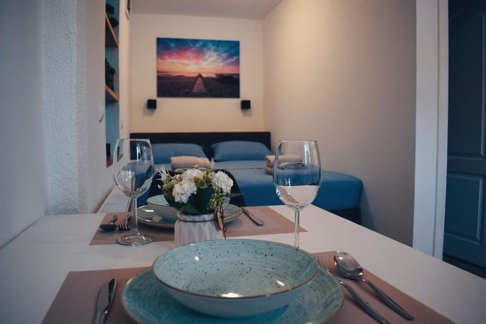 Food and drinks, Seating area, Dining area