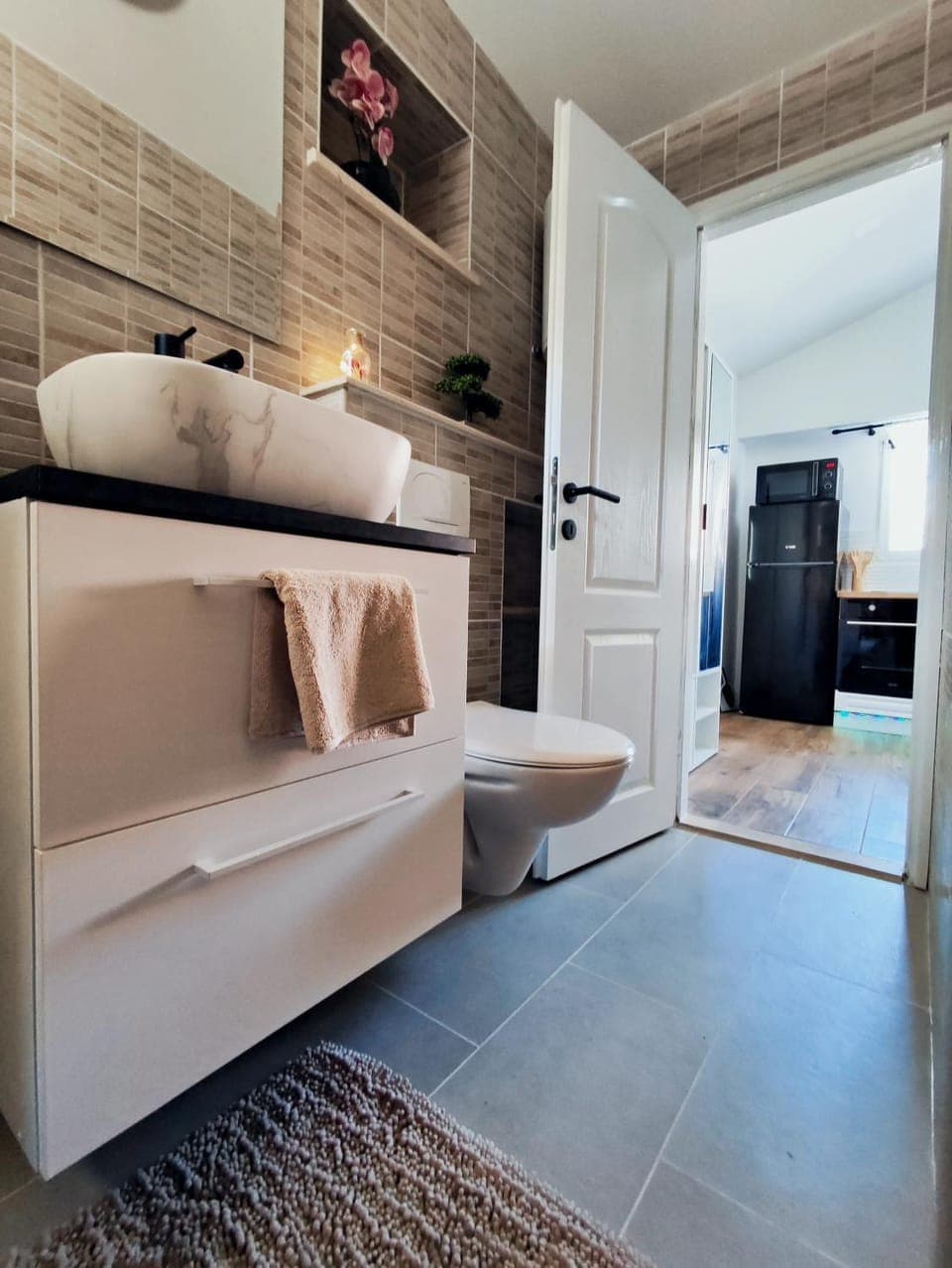 Bathroom, Photo of the whole room, towels