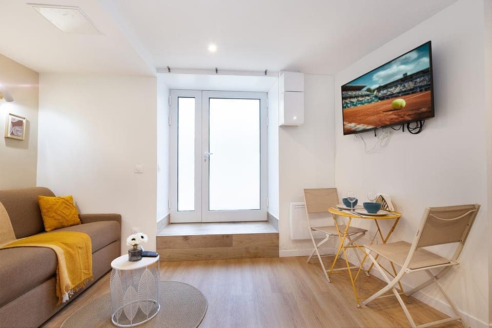 TV and multimedia, Living room, Seating area, Dining area