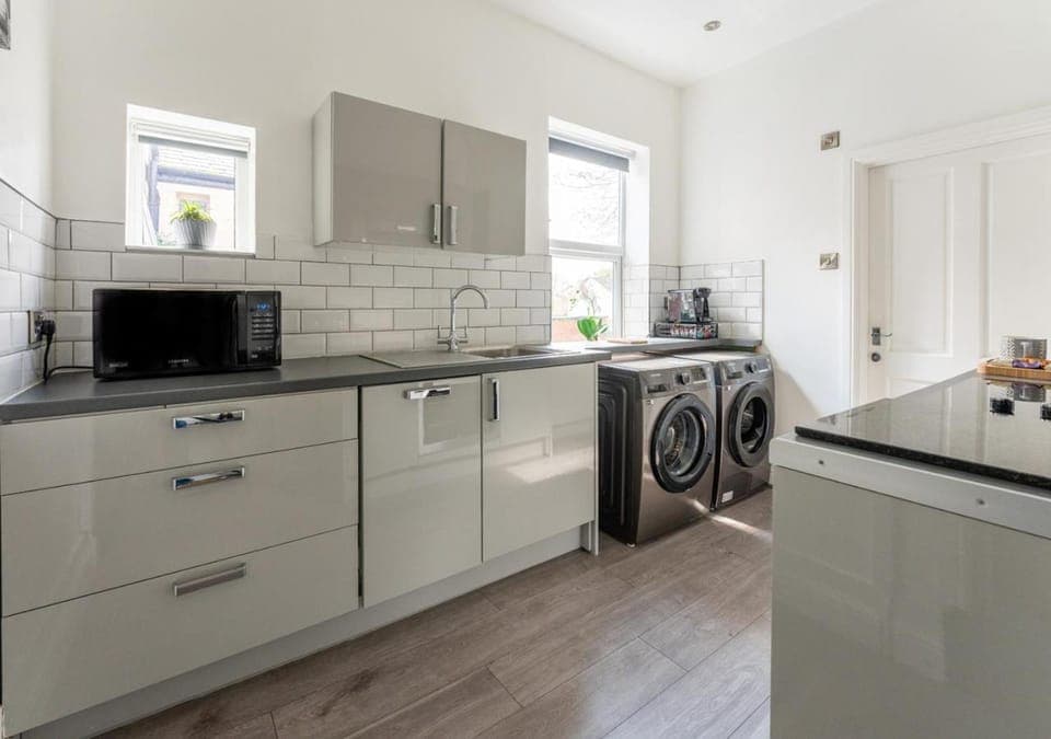 Coffee/tea facilities, dishwasher, minibar, oven, pet friendly, stove, washing machine, dryer