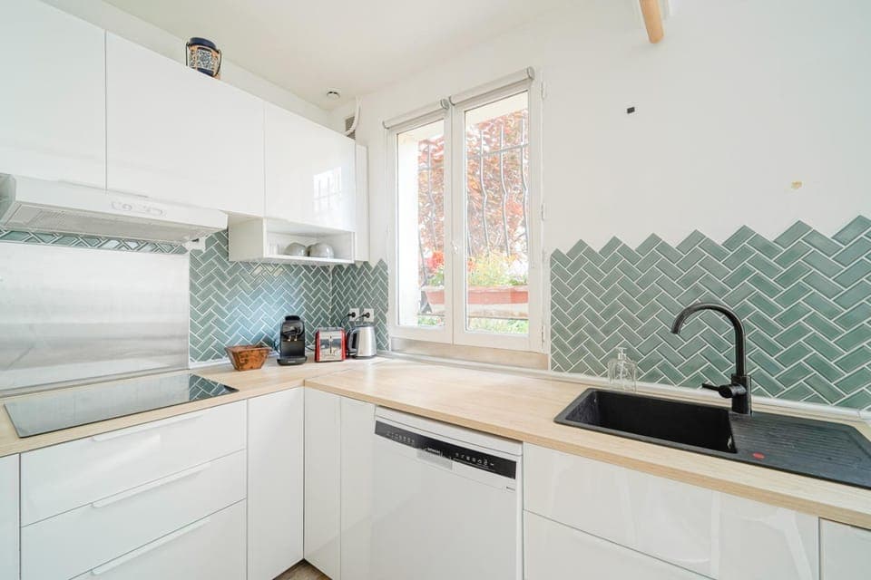 Kitchen or kitchenette, dishwasher, stove