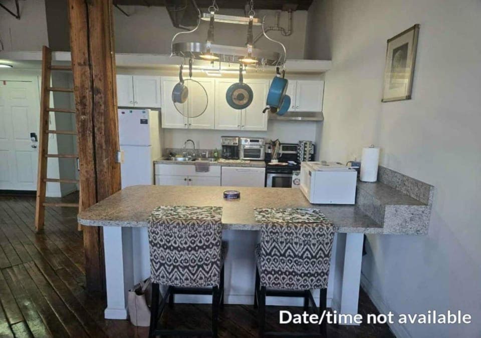 Dining area, microwave