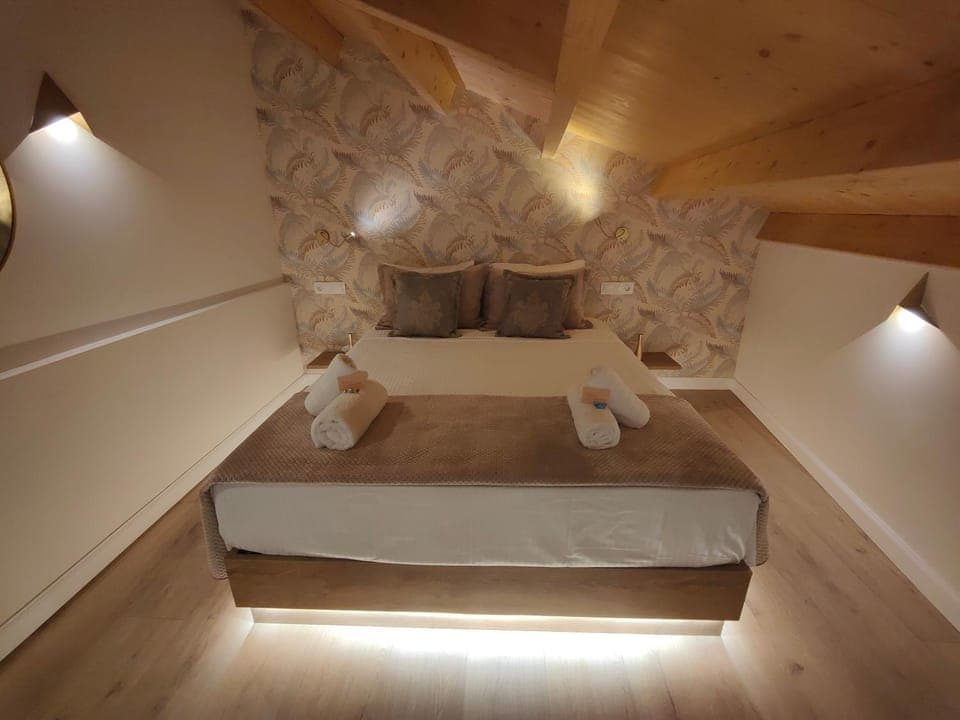 Bed, Bedroom, towels