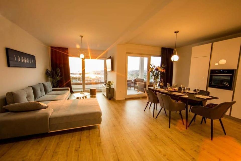 TV and multimedia, Living room, Seating area, Dining area