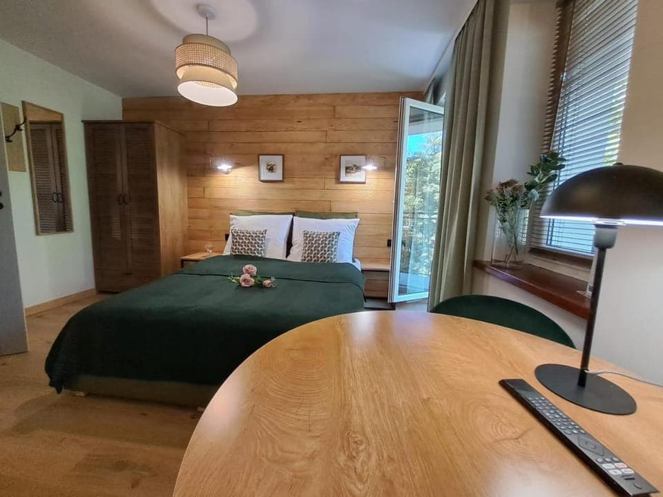 Bed, Living room, Photo of the whole room, Seating area, Bedroom