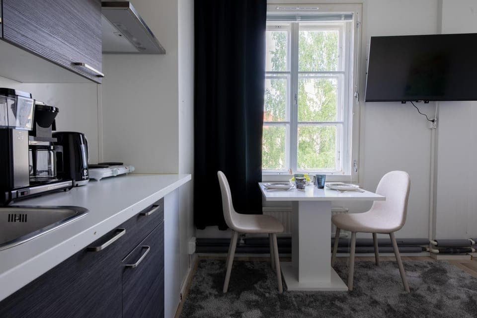 Coffee/tea facilities, Kitchen or kitchenette, Dining area