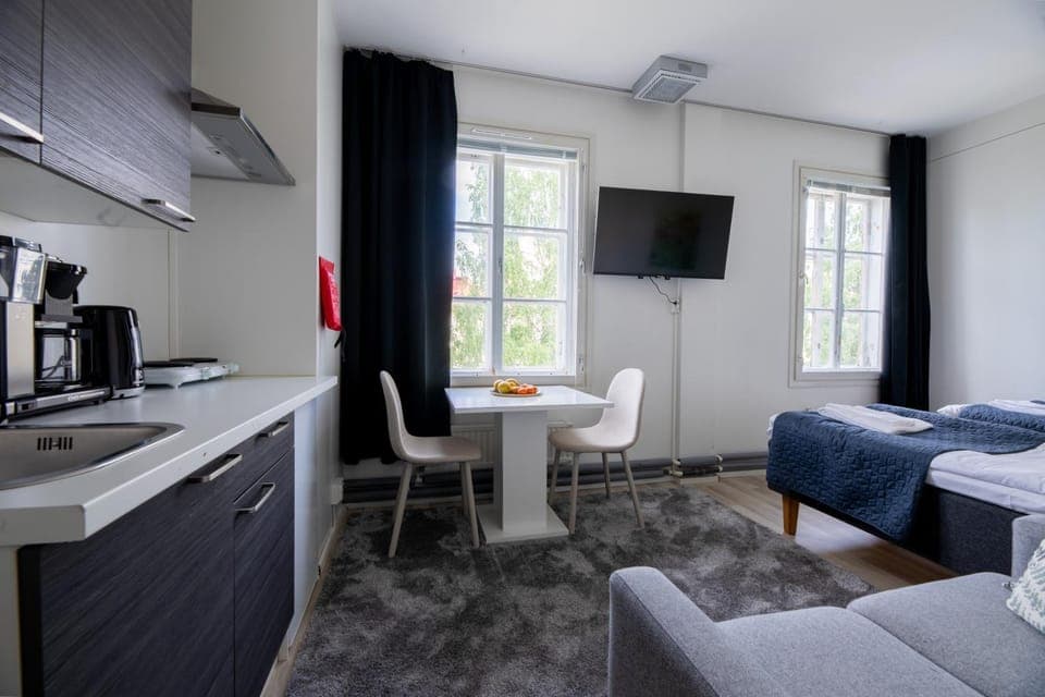 TV and multimedia, Coffee/tea facilities, Kitchen or kitchenette, Photo of the whole room, Dining area