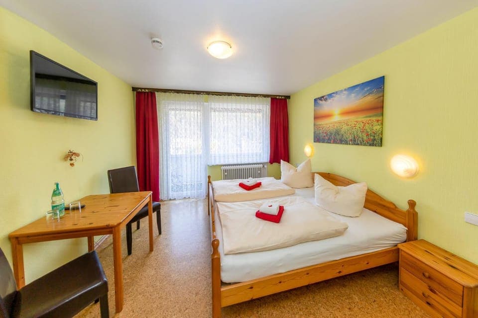 Property building, Photo of the whole room, Bedroom