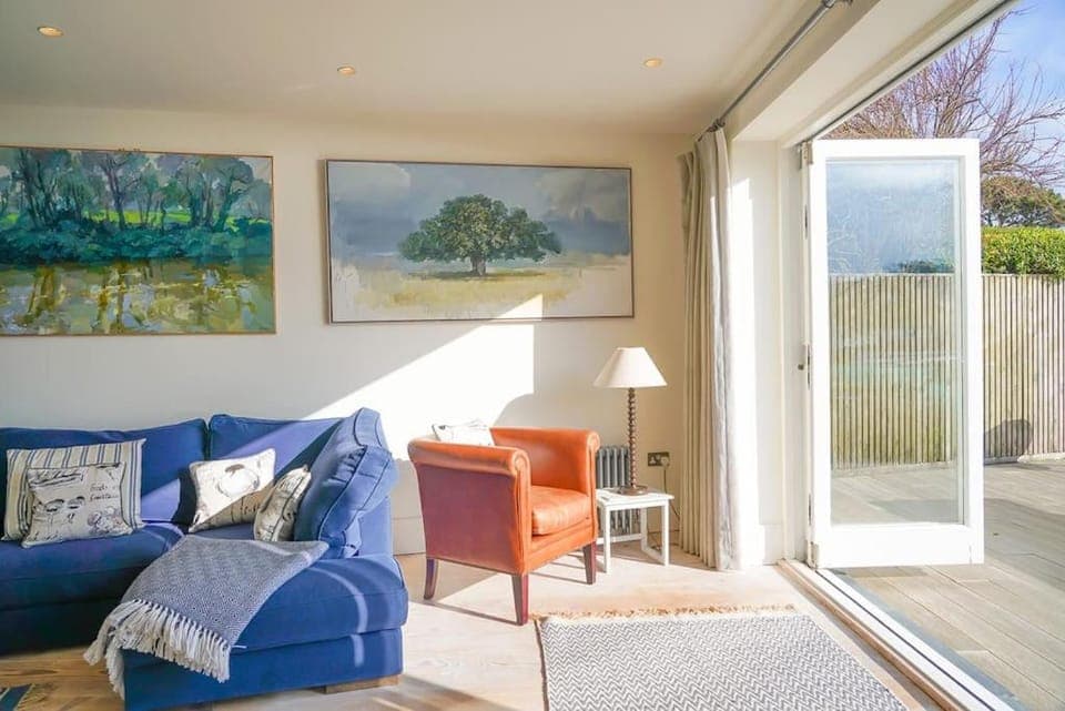 Garden, Living room, Seating area, Family