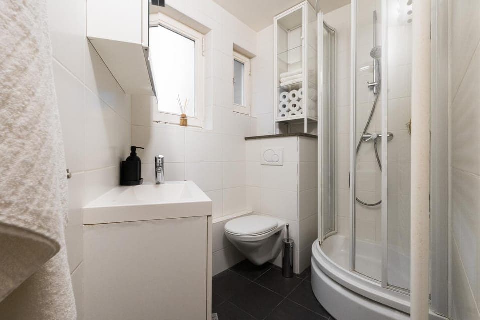 Shower, Toilet, Bathroom, towels