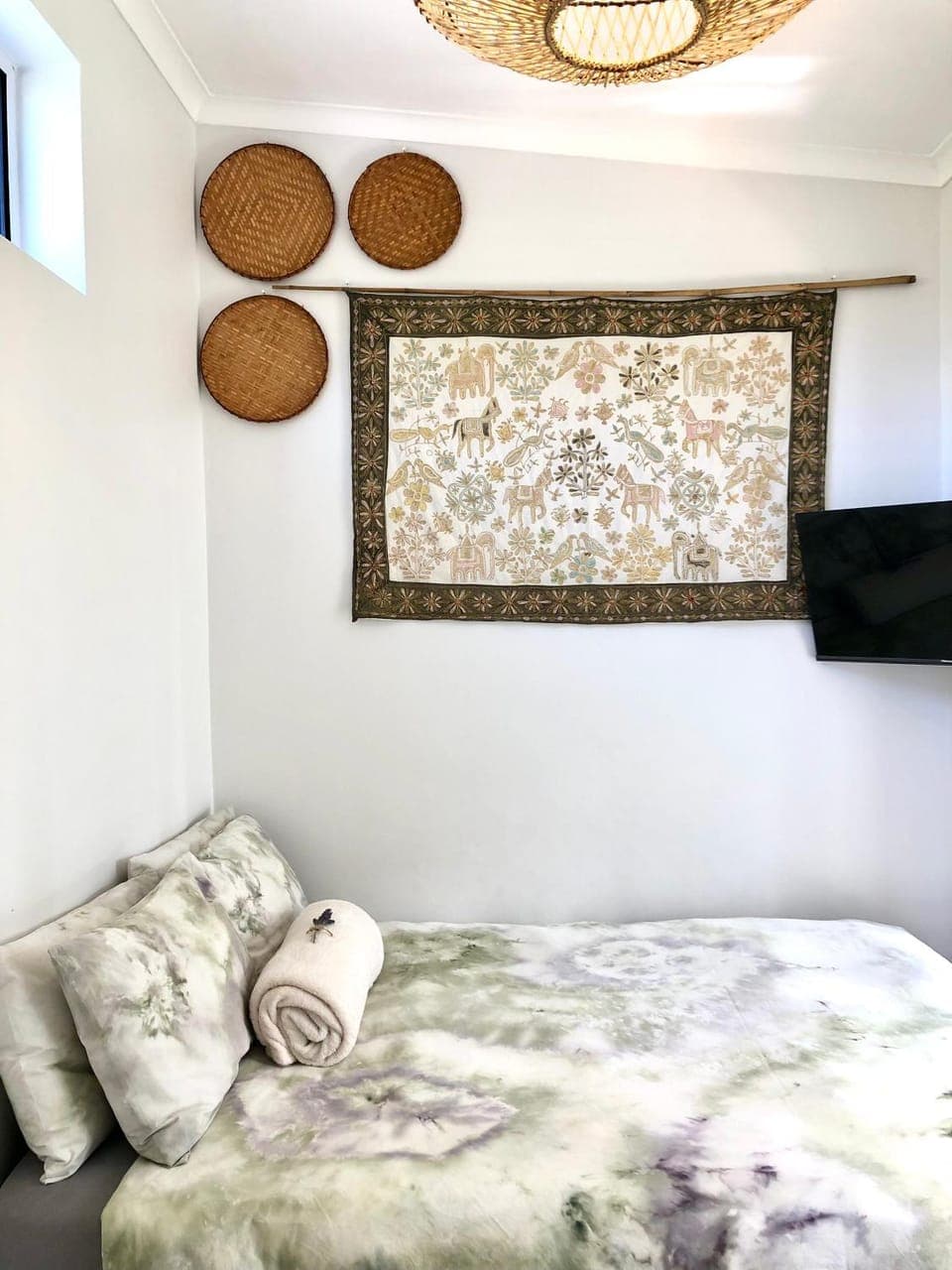 Bed, TV and multimedia, Bedroom