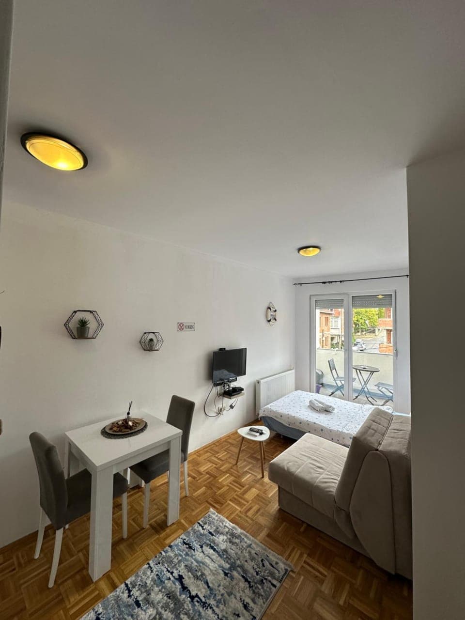 Bed, TV and multimedia, View (from property/room), Living room, Photo of the whole room, Seating area, Dining area, Bedroom, air conditioner